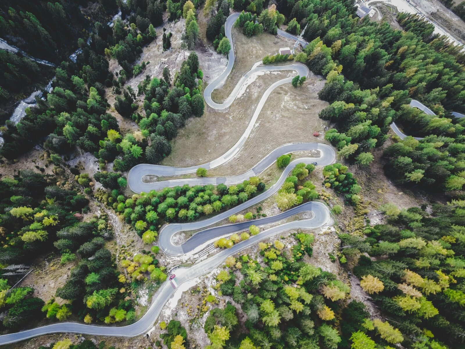 Kurvenreiche Bergstraße aus der Vogelperspektive