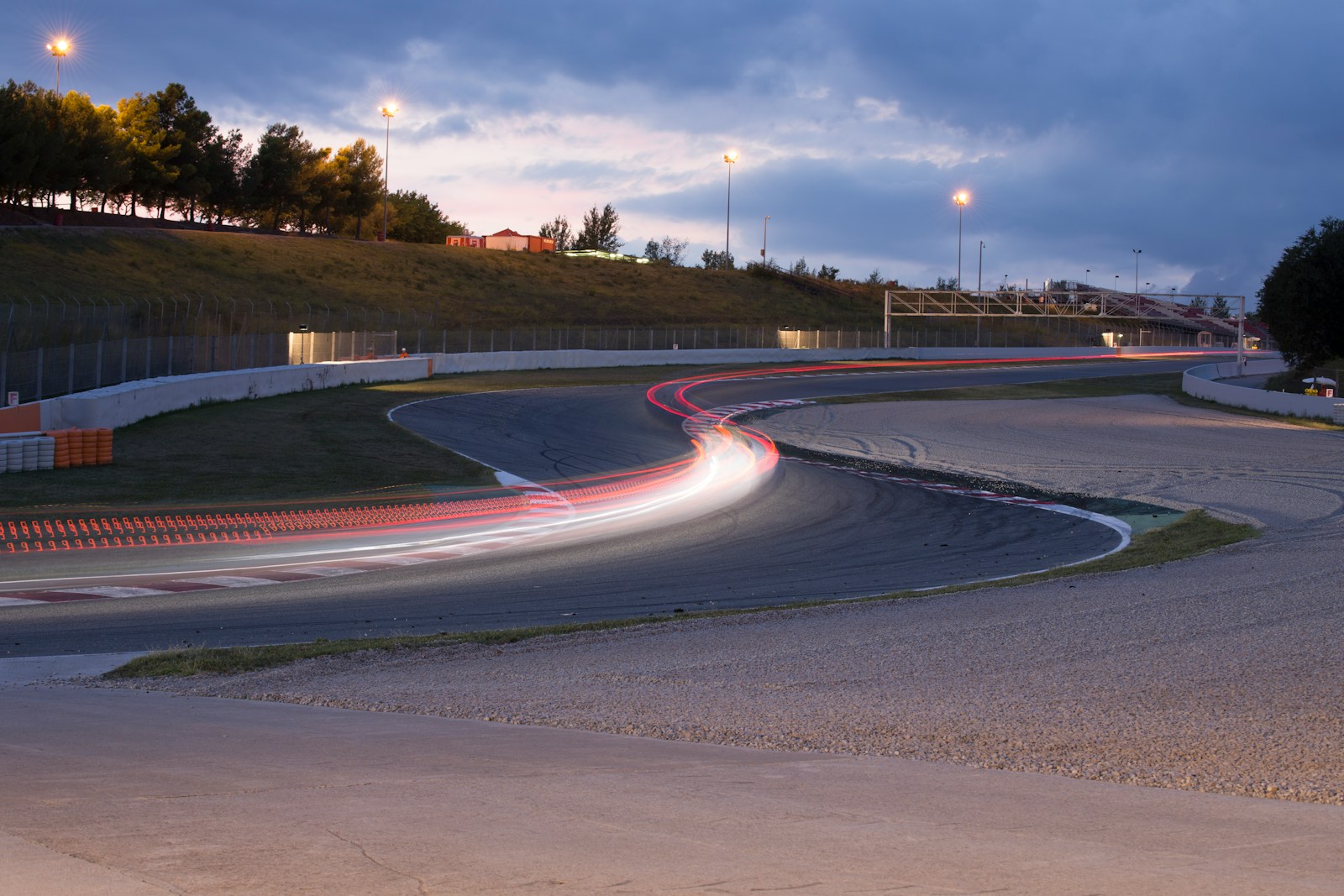Rennstrecke mit Lichtspuren in der Abenddämmerung